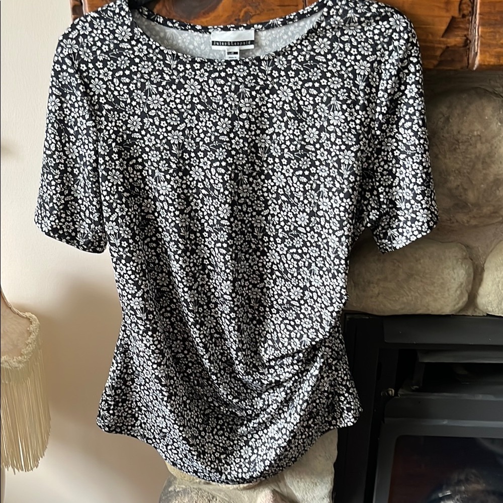 White Floral Black Short-Sleeve Top - White House Black Market